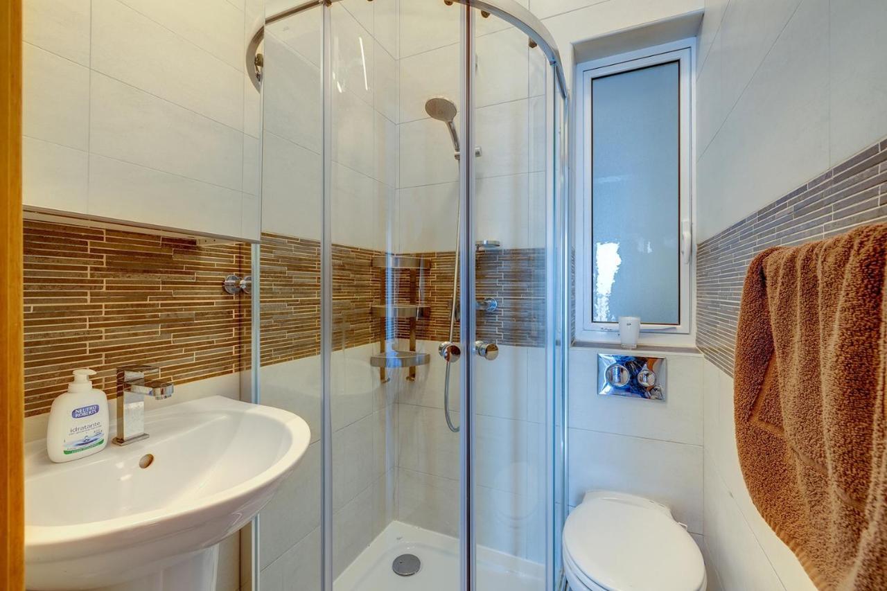 Prime Location Apartment With Side Seaviews Sliema Exteriér fotografie