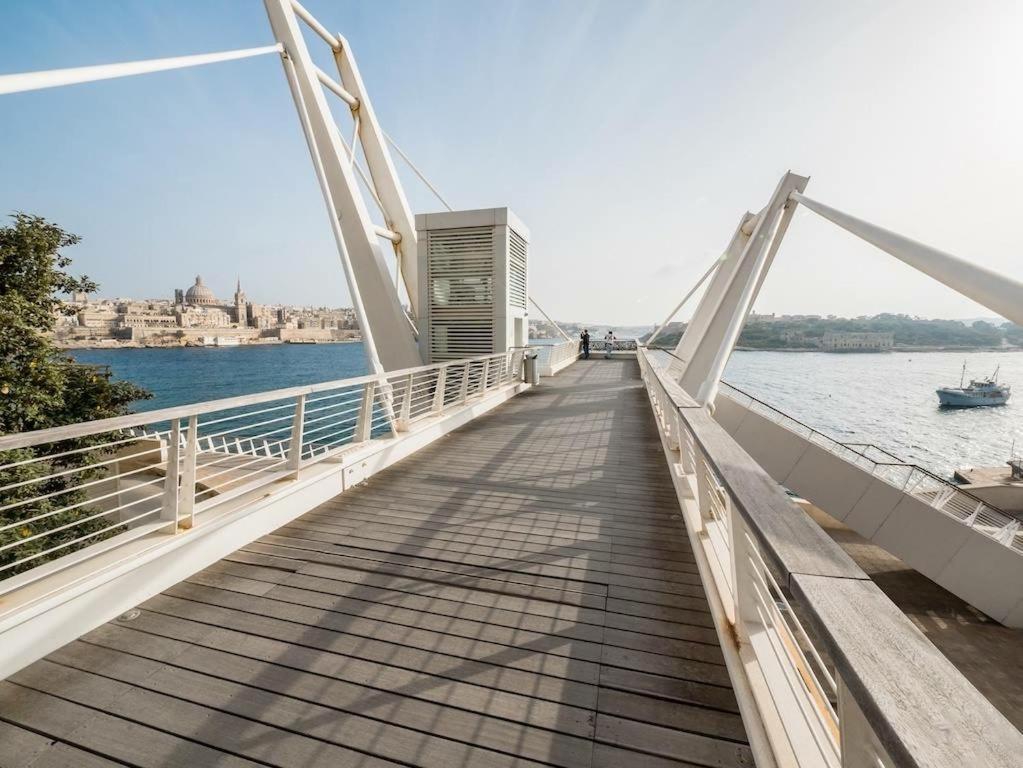 Prime Location Apartment With Side Seaviews Sliema Exteriér fotografie