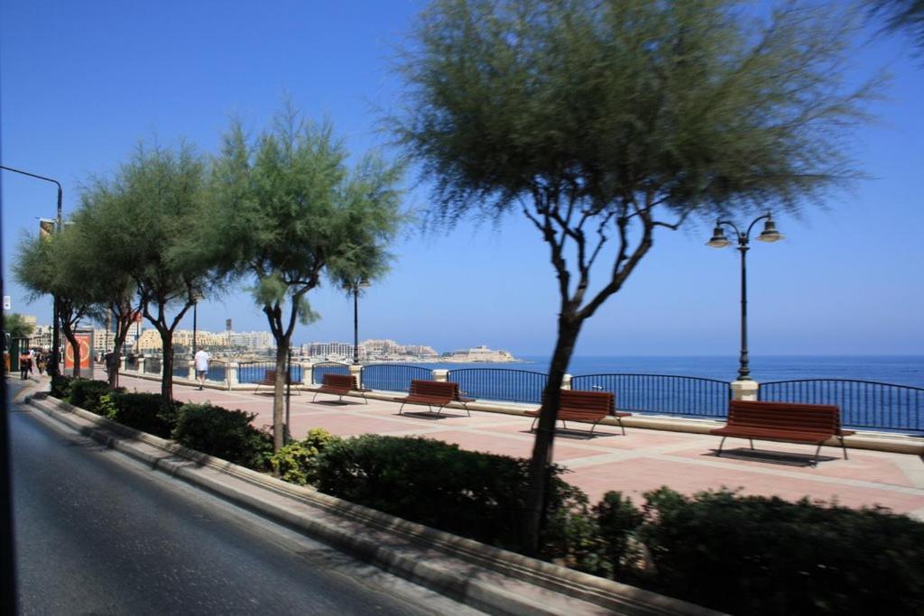 Prime Location Apartment With Side Seaviews Sliema Exteriér fotografie